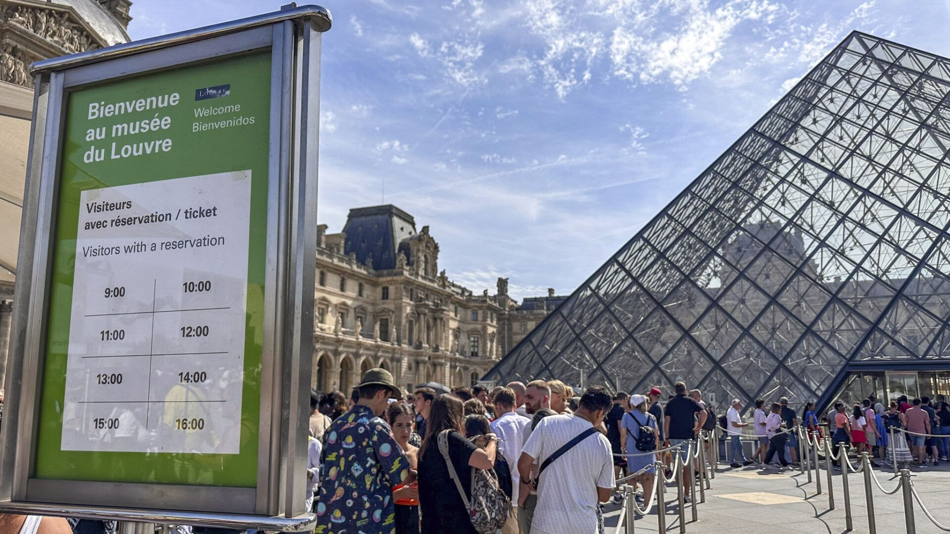 Fila para entrar no Louvre