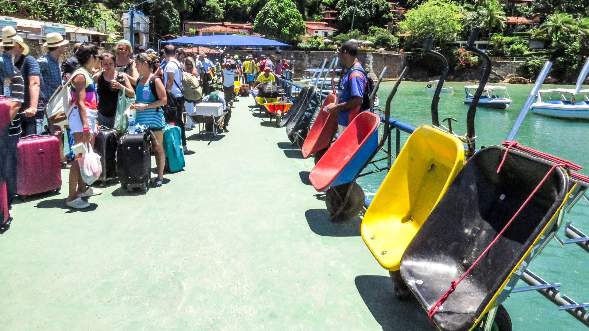 Chegando em Morro de São Paulo: carregadores