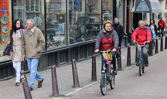 Rua sem ciclovia em Amsterdã