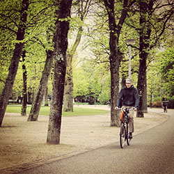 De bicicleta no Voldelpark, Amsterdã