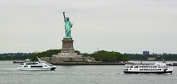 Barcos na Estátua da Liberdade