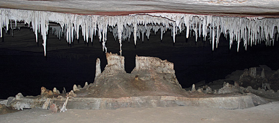 Estalagmites e estalagtites na gruta da Torrinha