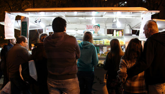 Trailer da Casa da Pamonha, na feira da Praça da Ucrânia