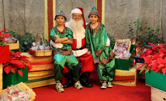 Papai Noel e ajudantes no Mercado Municipal de Curitiba