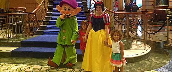 Duas princesinhas a bordo do Disney Fantasy (por Paula Bicudo) 1