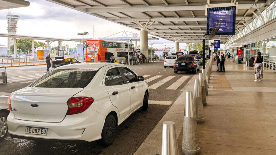 Ponto de embarque de carros de aplicativo em Ezeiza