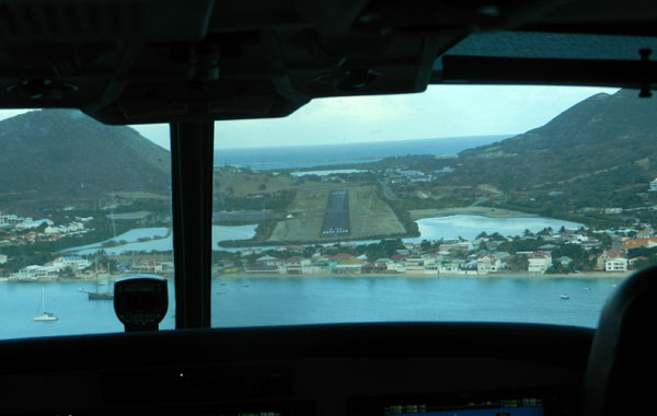 Avião se preparando para pousar em Grand Case, St.-Martin