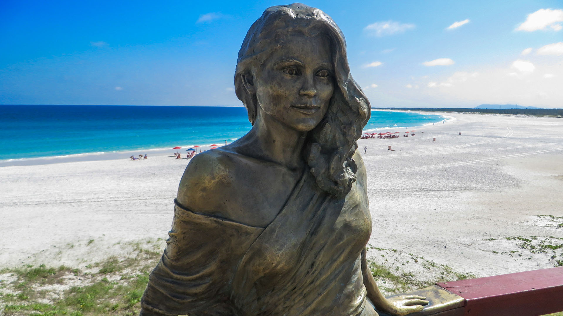 Estátua de Flavia Alessandra em Arraial do Cabo