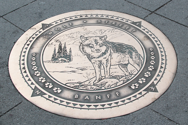 Placa no chão indica a rua em Banff