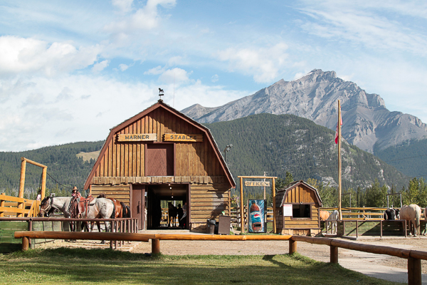 Estábulo de cavalos em Banff