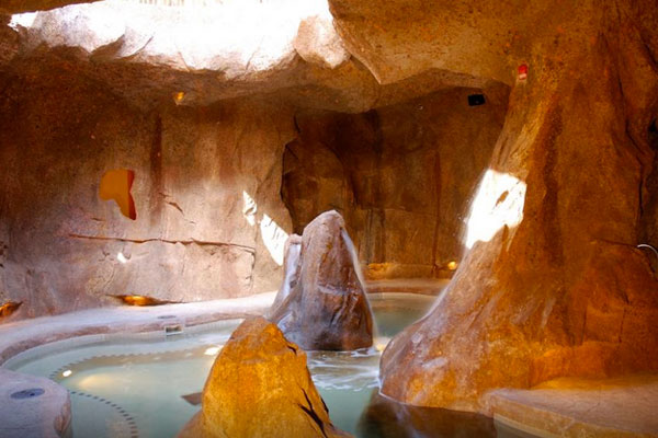 Piscina em caverna no Fox Hotel