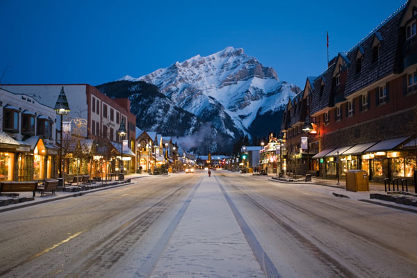 Vista noturna da Banff Avenue