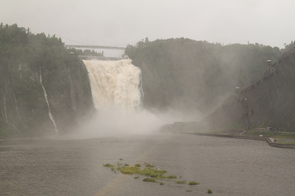 Queda d'água no Parc Chute-Montemorency, em Quebéc