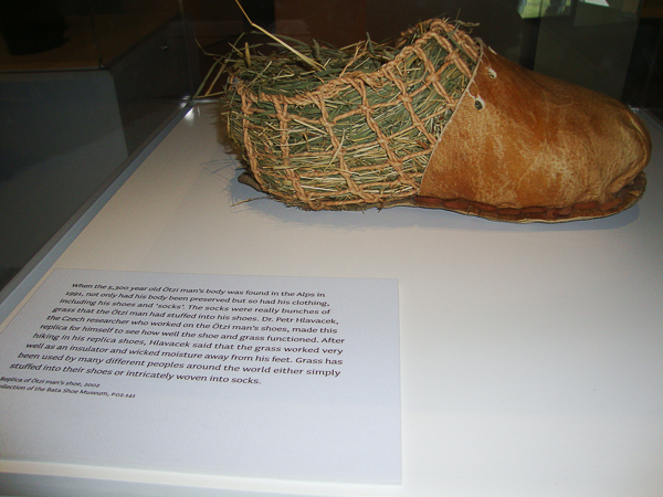 Itens da coleção do Bata Shoe Museum
