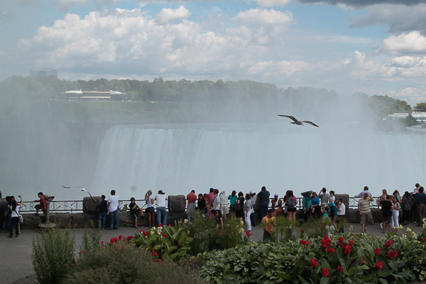 Pessoas visitam as Cataratas