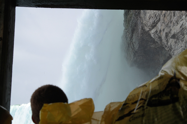 Dentro do túnel do Journey behind the Falls