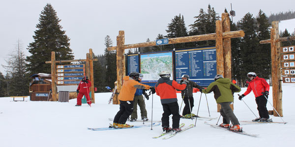 Grupo se preparar para esquiar em Vail