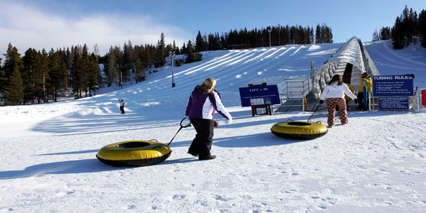 Pessoas se prepararm para tubbing em Vail