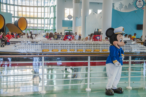 Mickey posa para fotos no Disney Dream