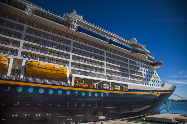 Detalhe dos botes amarelos do Disney Dream