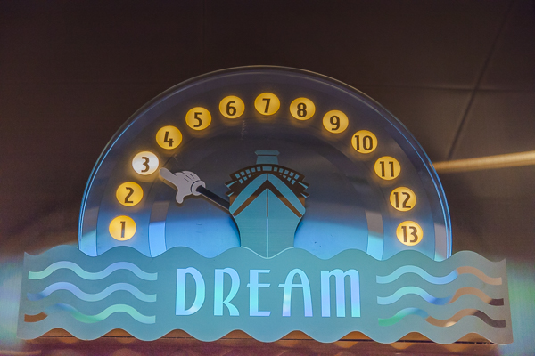 Detalhe do elevador do Disney Dream