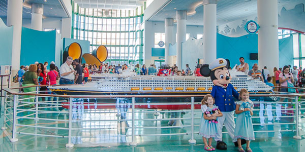 Exterior do Disney Dream para a home