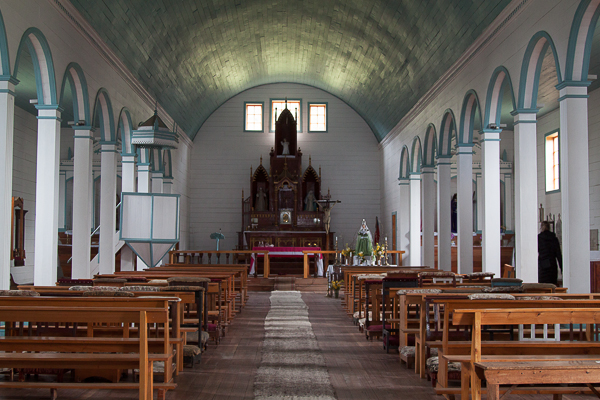Interior da igreja em Tenaun