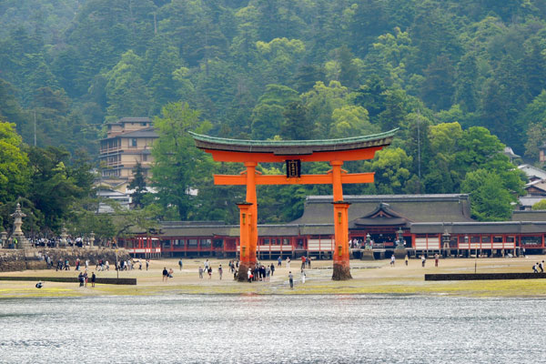 Miyajima-Torii-mare-baixa-longe-hiroshima-relato