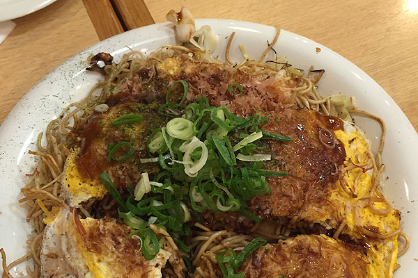 Okonomiyaki-Tipico-Osaka-relato