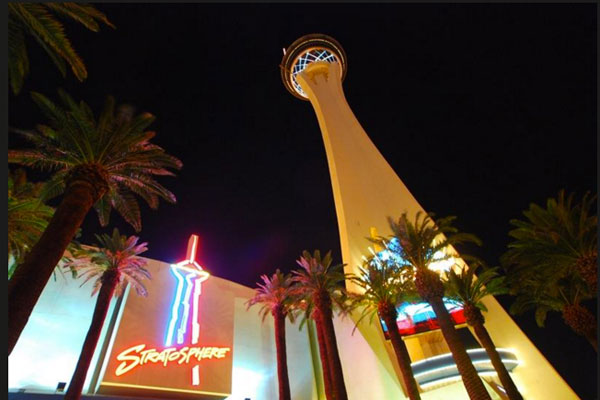 stratosphere-exterior-noite-las-vegas