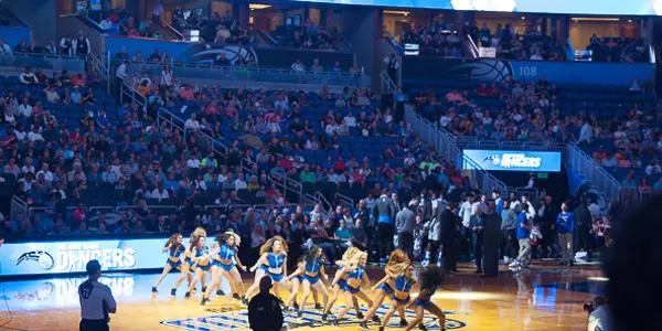 Amway Center - jogo de basquete em Orlando em família