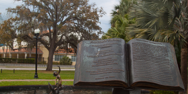 lake-eola-park-estatua-livro