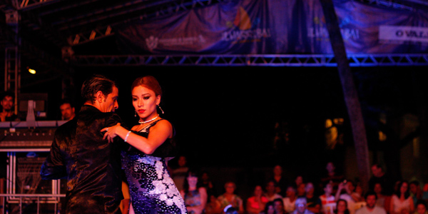 Dança no Ilharriba, em Ilhabela