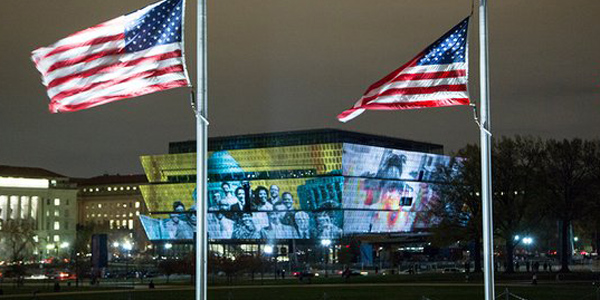 Fachada do Museu de História e Cultura Afro-Americana, em Washington