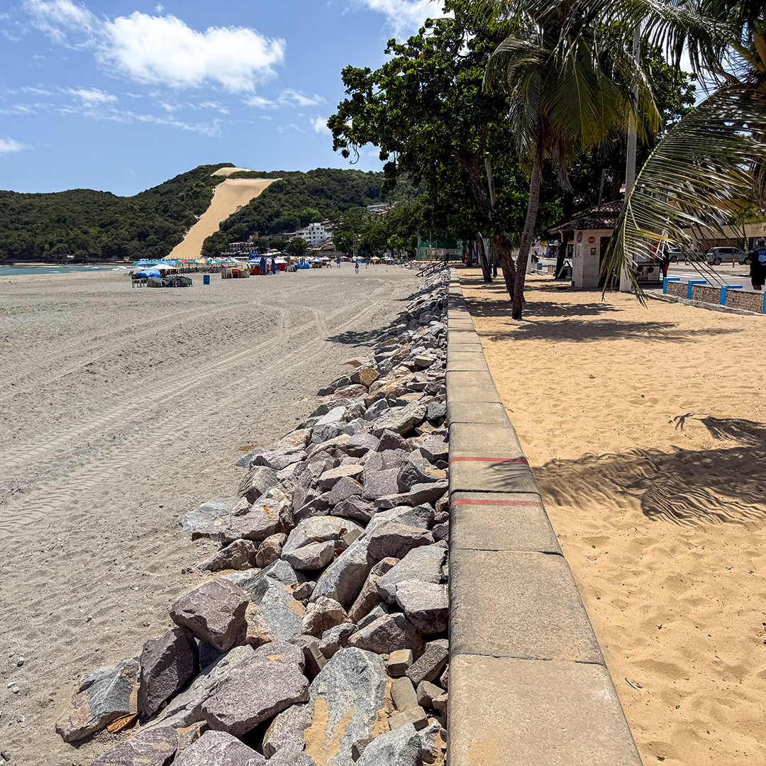 O que fazer em Natal 8 REsquícios da proteção contra maré alta na praia de Ponta Negra