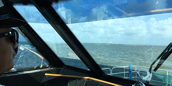 marajo-Vista-de-dentro-da-cabine-barco