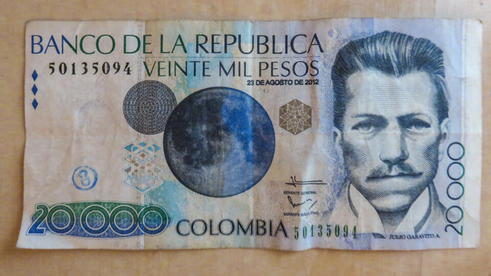 Que moeda levar para a Colombia