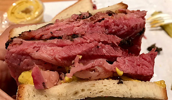10 coisas que você tem que experimentar em Nova York: sanduíche de pastrami da Katz's