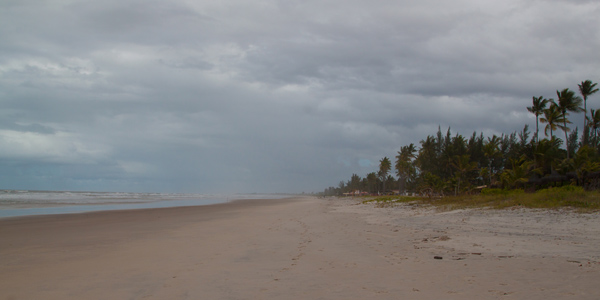 Praia deserta em Canavieiras, na Bahia