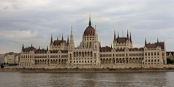 Budapeste: o Parlamento visto da balsa