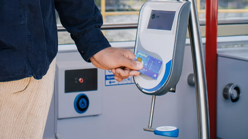Amsterdã: qual o melhor passe de transporte e como usar bonde e metrô 5 Leitor de cartões num bonde - Passes de transporte em Amsterdã: