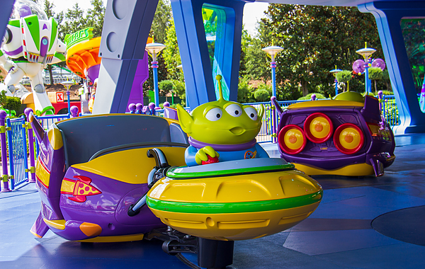 alien swirling saucers toy story land