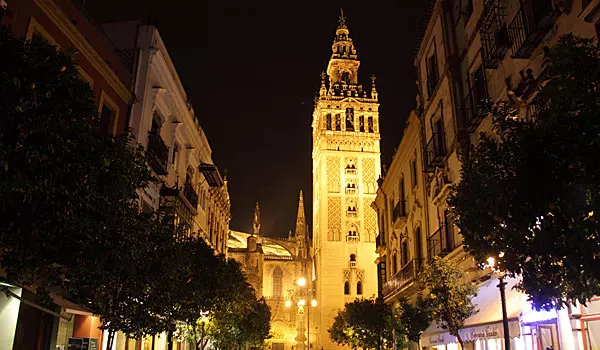 Sevilha o que fazer: La Giralda à noite