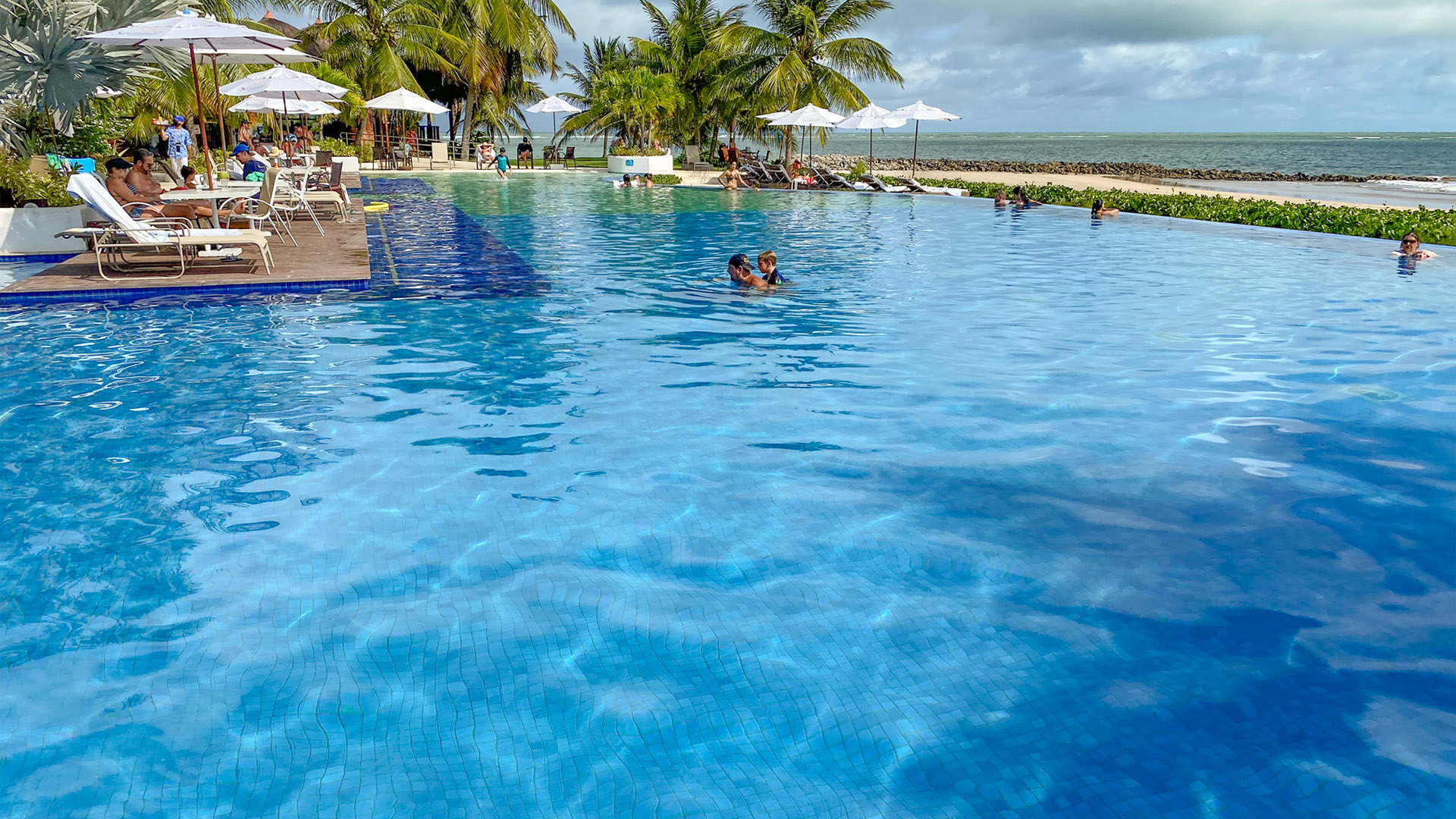 PRAIA DO FORTE PÉ NA AREIA- IBEROSTAR. Condomínio Villas, dentro do  complexo hoteleiro. Casa em frente ao mar e ao campo de Golfe do Complexo!