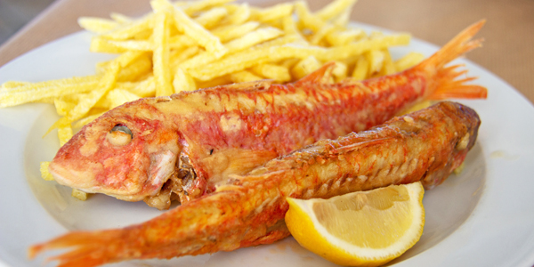 Comida grega: barbouni frito