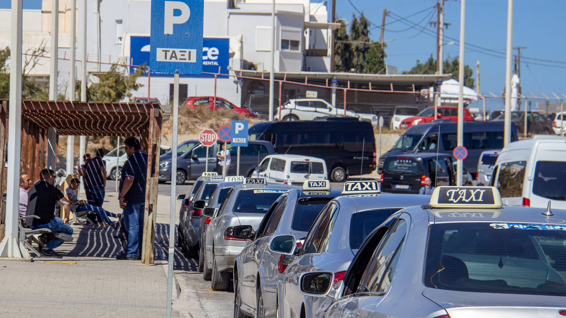 Quanto custa um táxi do aeorporto de Santorini à cidade