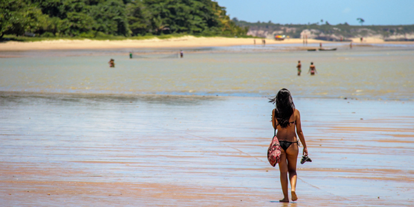 Cumuruxatiba: caminhada na praia central