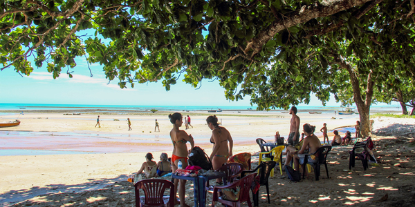 Cumuruxatiba: praia à sombra da amendoeira