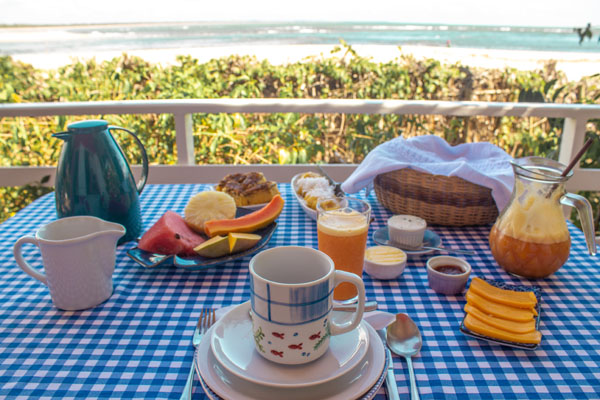 Experiências seguras de desconfinamento: café da manhã da pousada Vila Sereia em Boipeba