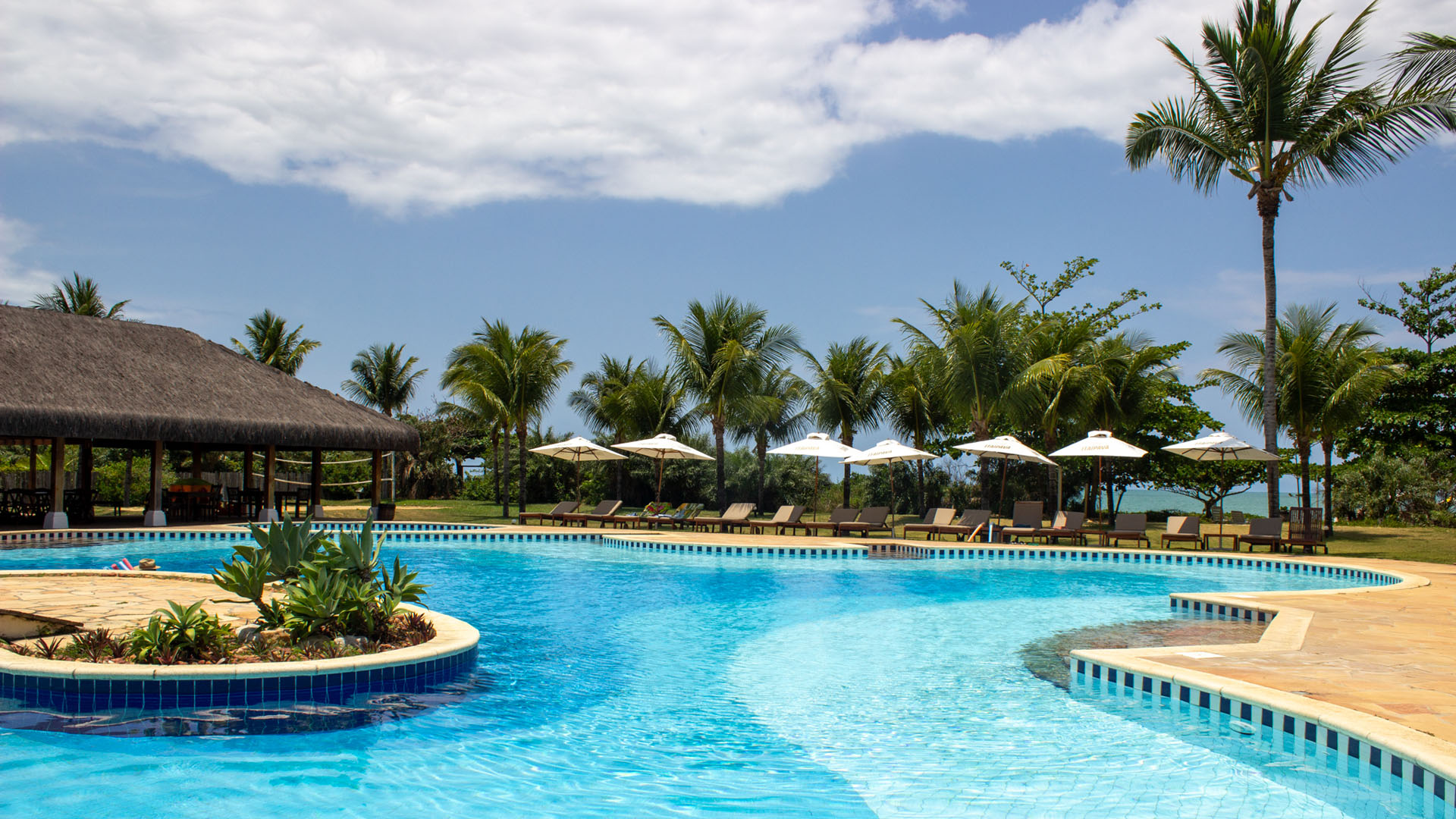 PRAIA DO FORTE PÉ NA AREIA- IBEROSTAR. Condomínio Villas, dentro do  complexo hoteleiro. Casa em frente ao mar e ao campo de Golfe do Complexo!